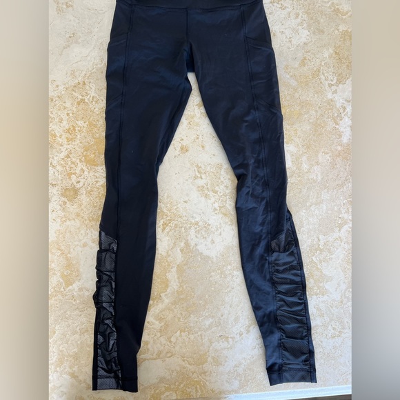 Lululemon Black Cargo Leggings- Size 6 - Picture 3 of 3